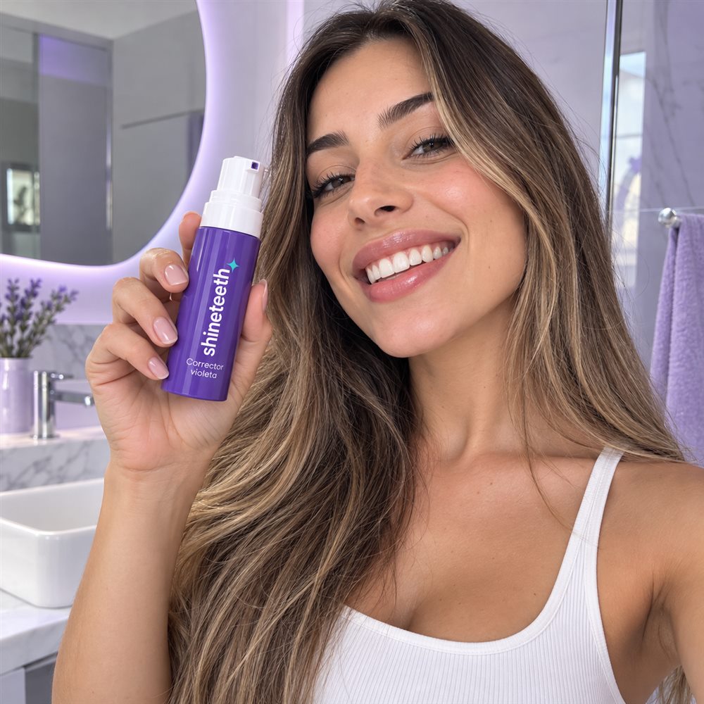 Persona sonriendo con el corrector violeta Shine Teeth